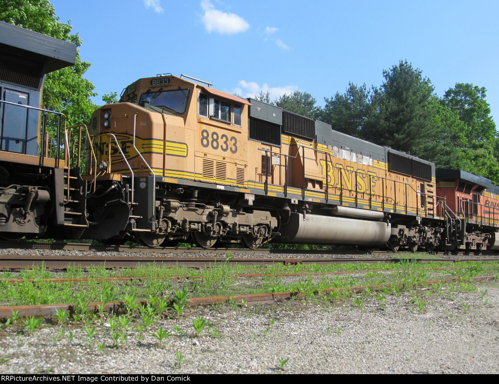 BNSF 8833